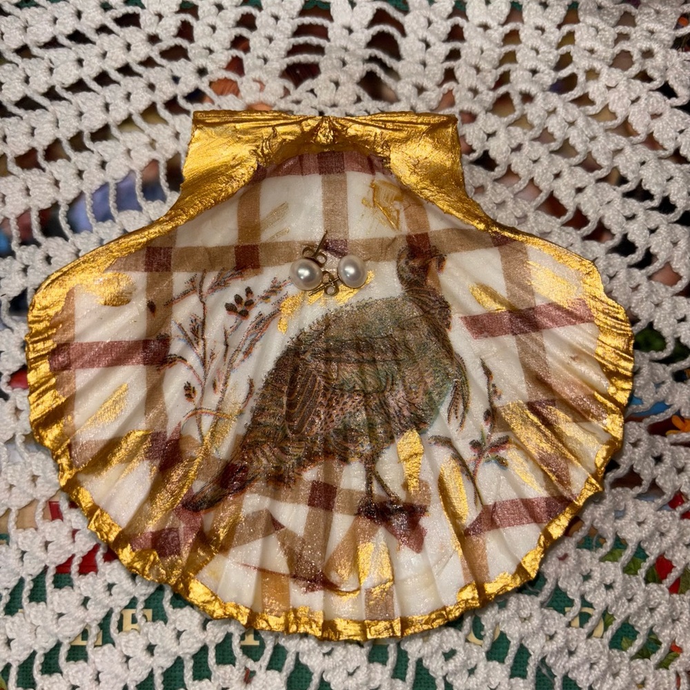 Hand crafted Decoupage Shell. - Picture 4 of 11